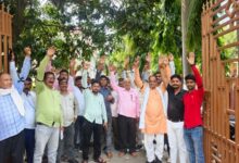 अंबेडकरनगर जिला पंचायत सभागार में काली पट्टी बांधकर मांगों के समर्थन में प्रदर्शन करते बी-पैक्स सचिव।