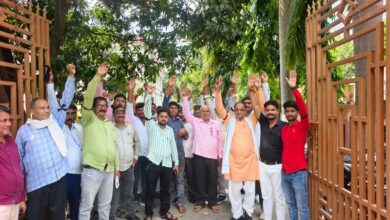 अंबेडकरनगर जिला पंचायत सभागार में काली पट्टी बांधकर मांगों के समर्थन में प्रदर्शन करते बी-पैक्स सचिव।