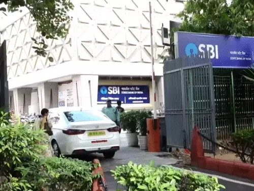 बैंक हड़ताल टलने के बाद बैंक शाखा में सामान्य कामकाज