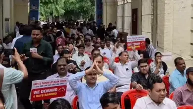 बैंक हड़ताल स्थगित होने के बाद बैंक शाखा में कामकाज करते कर्मचारी