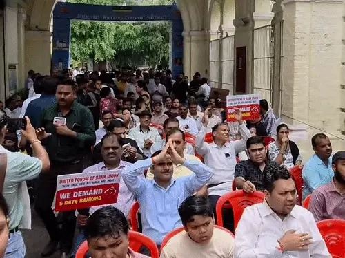 27 सितंबर को बैंक हड़ताल से पहले खुली सार्वजनिक क्षेत्र के बैंक की शाखा।