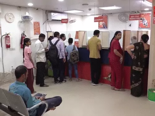 बैंक हड़ताल से पहले रविवार को खुली सार्वजनिक क्षेत्र के बैंक की शाखा।
