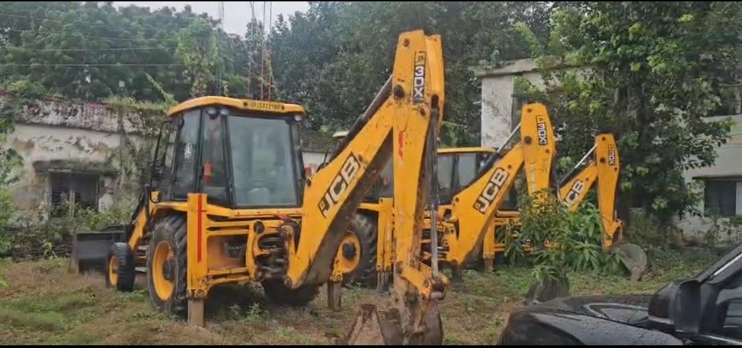 बरियावन में घर और दुकानें ढहाने के मामले में सीज की गई तीन जेसीबी मशीनें।