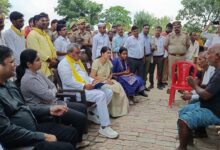 अंबेडकरनगर में बरियावन-किछौछा मार्ग पर प्रभावित परिवारों की समस्याएं सुनते प्रभारी मंत्री ओमप्रकाश राजभर।