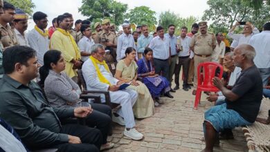 अंबेडकरनगर में बरियावन-किछौछा मार्ग पर प्रभावित परिवारों की समस्याएं सुनते प्रभारी मंत्री ओमप्रकाश राजभर।