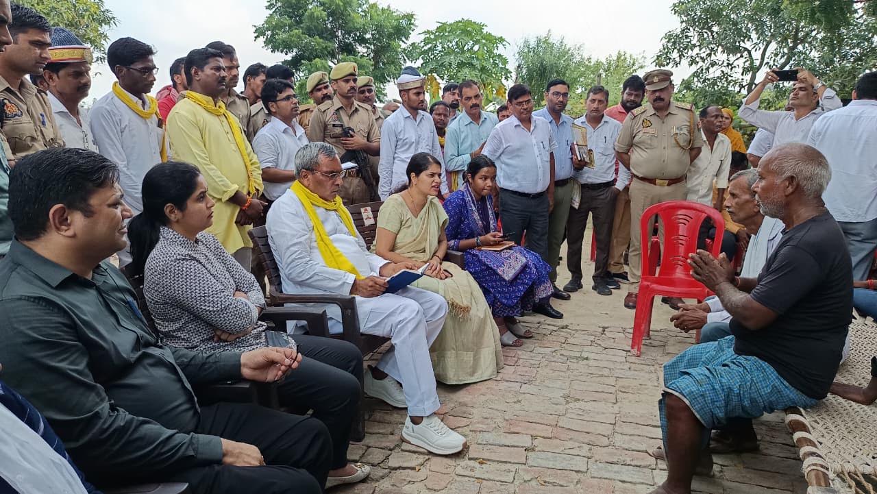 अंबेडकरनगर में बरियावन-किछौछा मार्ग पर प्रभावित परिवारों की समस्याएं सुनते प्रभारी मंत्री ओमप्रकाश राजभर।