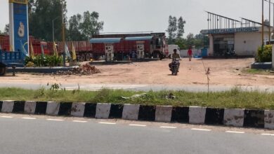 बरियावन-मसड़ा मोहनपुर मार्ग पर बंद कट और आवागमन करते वाहन।