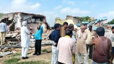 अंबेडकरनगर के बरियावन बाजार में दुकानें ढहाने के मामले में कब्जे में ली गई जेसीबी