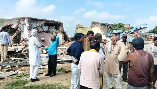 अंबेडकरनगर के बरियावन बाजार में दुकानें ढहाने के मामले में कब्जे में ली गई जेसीबी