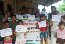 जलालपुर में बेटी दिवस कार्यक्रम के दौरान मौजूद बालिकाएं और जनशिक्षण केंद्र के कार्यकर्ता।