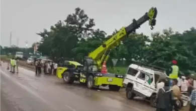 भंडारा में ट्रक और बोलेरो की टक्कर के बाद क्षतिग्रस्त वाहन