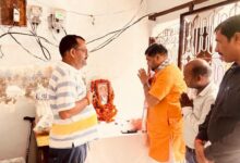 वरिष्ठ पत्रकार भूपेंद्र वीर सिंह के चित्र पर पुष्प अर्पित कर श्रद्धांजलि देते पत्रकार और जनप्रतिनिधि।