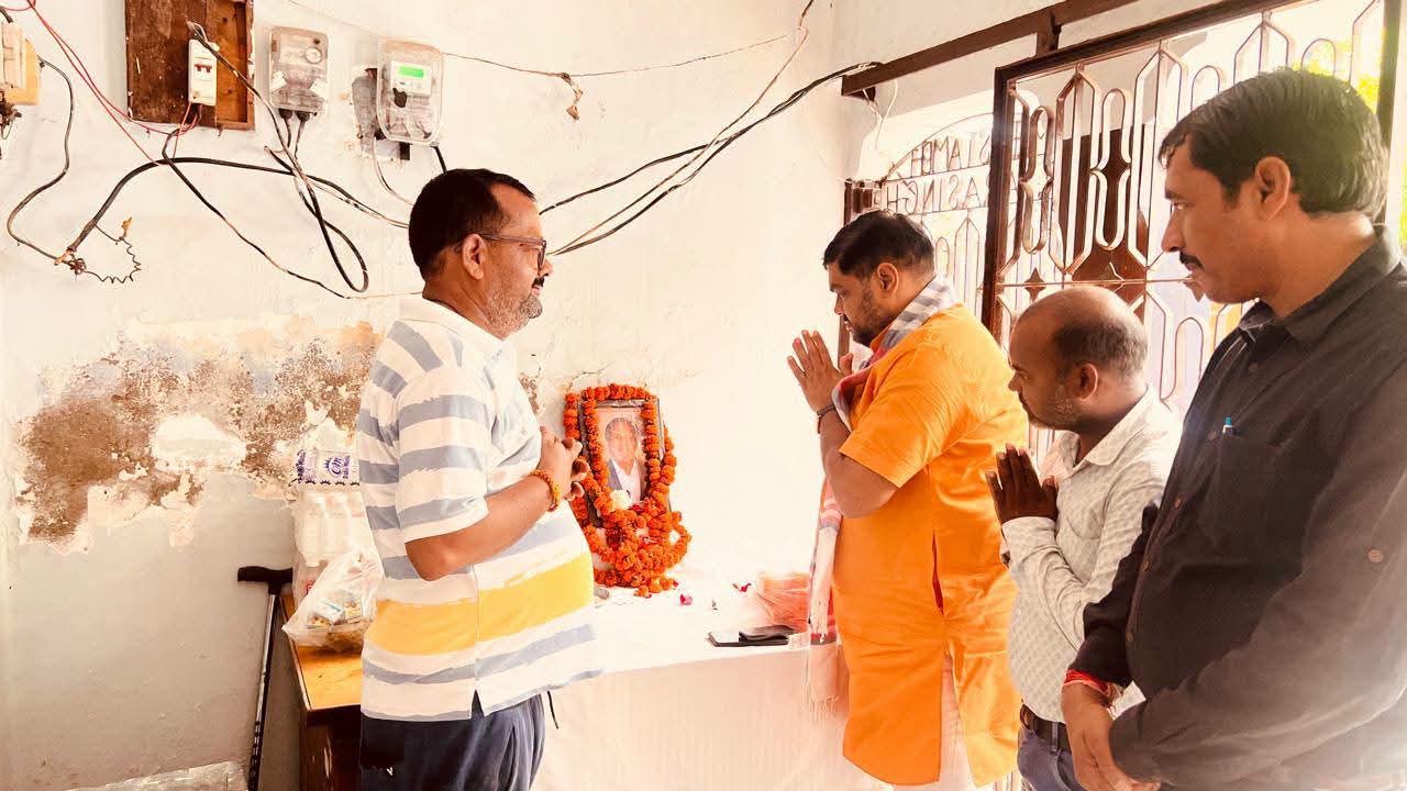 वरिष्ठ पत्रकार भूपेंद्र वीर सिंह के चित्र पर पुष्प अर्पित कर श्रद्धांजलि देते पत्रकार और जनप्रतिनिधि।