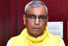 वरिष्ठ पत्रकार भूपेंद्र वीर सिंह के आवास पर शोक संवेदना व्यक्त करते प्रभारी मंत्री