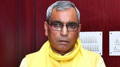 वरिष्ठ पत्रकार भूपेंद्र वीर सिंह के आवास पर शोक संवेदना व्यक्त करते प्रभारी मंत्री