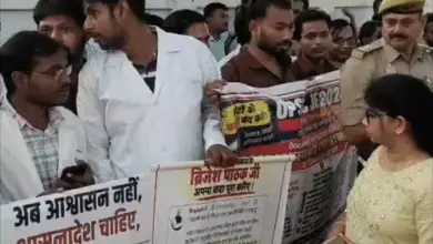 लखनऊ में समान वेतन की मांग को लेकर डिप्टी सीएम आवास का घेराव करते बॉन्डेड डॉक्टर।