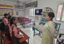 अंबेडकरनगर में विद्यालय निरीक्षण के दौरान बच्चों को पढ़ातीं BSA डॉ. पूनम मिश्रा