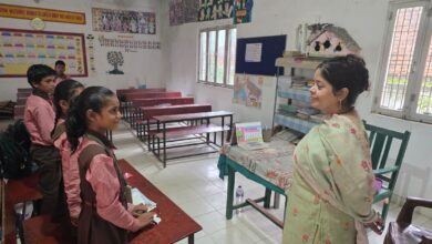 अंबेडकरनगर में विद्यालय निरीक्षण के दौरान बच्चों को पढ़ातीं BSA डॉ. पूनम मिश्रा