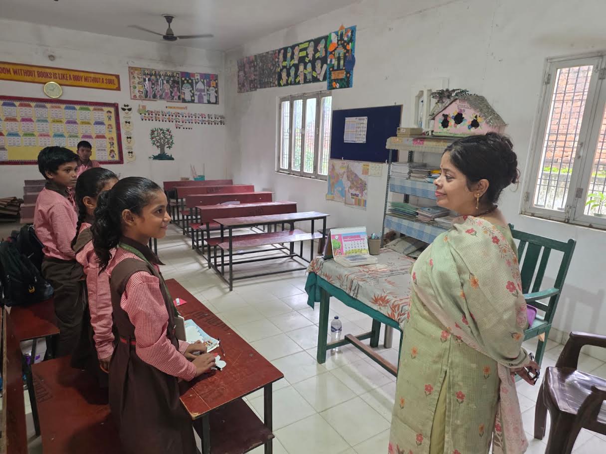 अंबेडकरनगर में विद्यालय निरीक्षण के दौरान बच्चों को पढ़ातीं BSA डॉ. पूनम मिश्रा