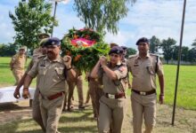 अम्बेडकरनगर पुलिस लाइन में आरक्षी संदीप कुमार को शोक सलामी देते पुलिसकर्मी