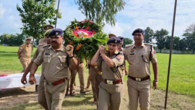 अम्बेडकरनगर पुलिस लाइन में आरक्षी संदीप कुमार को शोक सलामी देते पुलिसकर्मी