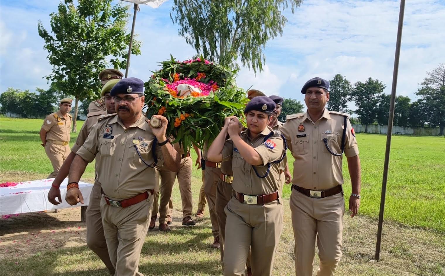 अम्बेडकरनगर पुलिस लाइन में आरक्षी संदीप कुमार को शोक सलामी देते पुलिसकर्मी