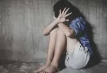 दिल्ली के सदर बाजार में नाबालिग से यौन शोषण के मामले की जांच करती पुलिस।
