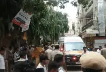 दिल्ली के सत्य निकेतन में इमारत गिरने के बाद मलबे में लोगों की तलाश करती रेस्क्यू टीम