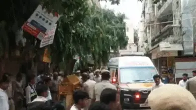 दिल्ली के सत्य निकेतन में इमारत गिरने के बाद मलबे में लोगों की तलाश करती रेस्क्यू टीम