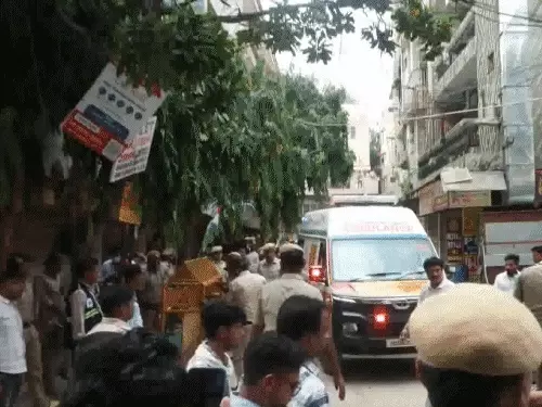 दिल्ली के सत्य निकेतन में इमारत गिरने के बाद मलबे में लोगों की तलाश करती रेस्क्यू टीम