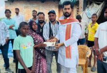 अंबेडकरनगर में ध्रुव राजभर की पढ़ाई का खर्च उठाने की जिम्मेदारी लेते विवेक मौर्य
