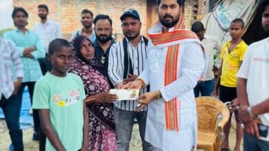 अंबेडकरनगर में ध्रुव राजभर की पढ़ाई का खर्च उठाने की जिम्मेदारी लेते विवेक मौर्य