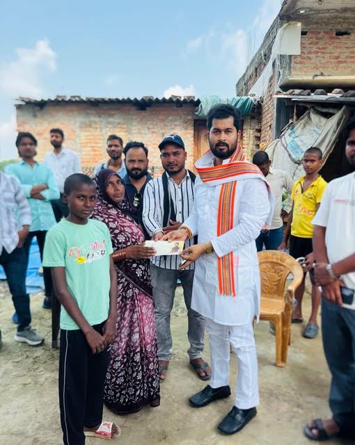 अंबेडकरनगर में ध्रुव राजभर की पढ़ाई का खर्च उठाने की जिम्मेदारी लेते विवेक मौर्य