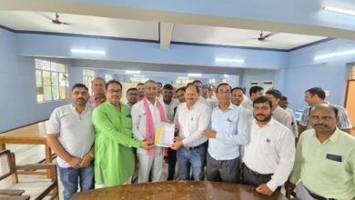 जनपद न्यायालय कर्मचारियों की सेवा संबंधी मांगों को लेकर संघ के पदाधिकारी