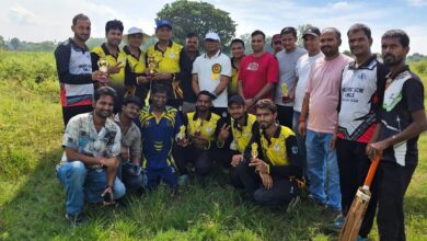 अंबेडकरनगर में सड़क सुरक्षा सद्भावना कप क्रिकेट मैच खेलते डॉक्टर्स इलेवन के खिलाड़ी
