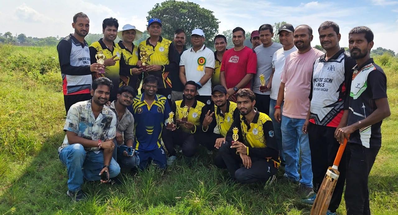 अंबेडकरनगर में सड़क सुरक्षा सद्भावना कप क्रिकेट मैच खेलते डॉक्टर्स इलेवन के खिलाड़ी