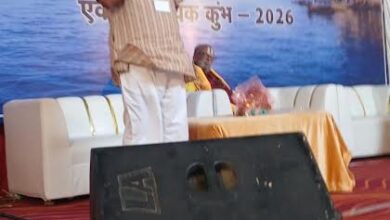 हरिद्वार में दिव्य गंगा सेवी और साहित्यभूषण सम्मान प्राप्त करते डॉ. उदयराज मिश्र।