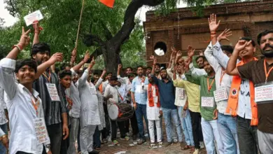 दिल्ली यूनिवर्सिटी छात्र संघ चुनाव के दौरान मतदान केंद्र पर वोट डालते छात्र।