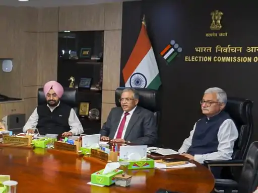नई दिल्ली में चुनाव आयोग की बैठक में CEC ज्ञानेश कुमार के साथ निर्वाचन आयुक्त सुखबीर सिंह संधू और विवेक जोशी।