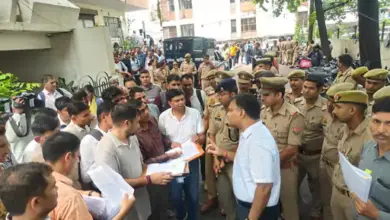 लखनऊ में यूपी पुलिस भर्ती बोर्ड का घेराव करते पूर्व सैनिक