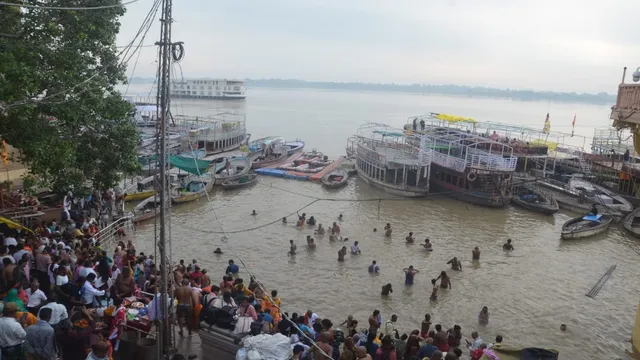वाराणसी में बढ़ते गंगा जलस्तर के बीच घाट और नदी क्षेत्र