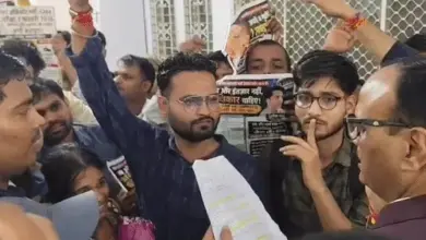लखनऊ में जूनियर असिस्टेंट भर्ती की मांग को लेकर बारिश में प्रदर्शन करते अभ्यर्थी