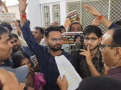 लखनऊ में जूनियर असिस्टेंट भर्ती की मांग को लेकर बारिश में प्रदर्शन करते अभ्यर्थी