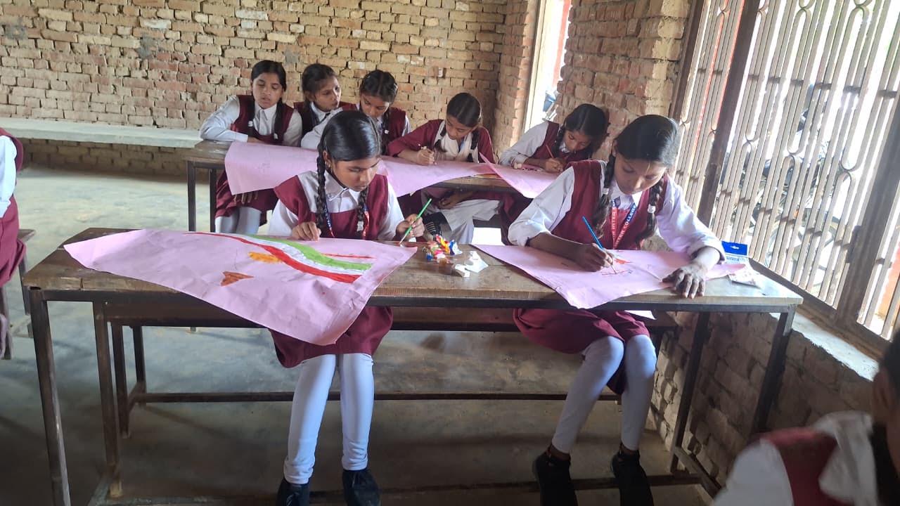 भियांव में सेवा संकल्प अभियान के तहत चित्रकला और भाषण प्रतियोगिता में शामिल छात्र-छात्राएं