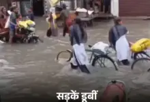 उत्तर प्रदेश में लगातार बारिश के बाद सड़क पर भरा पानी और प्रभावित जनजीवन।