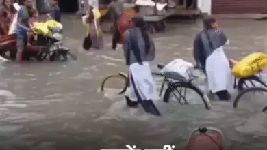 उत्तर प्रदेश में लगातार बारिश के बाद सड़क पर भरा पानी और प्रभावित जनजीवन।