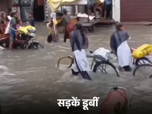 उत्तर प्रदेश में लगातार बारिश के बाद सड़क पर भरा पानी और प्रभावित जनजीवन।