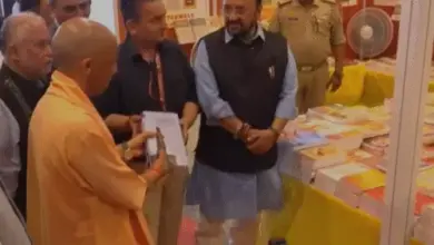लखनऊ विश्वविद्यालय परिसर में गोमती पुस्तक महोत्सव के उद्घाटन कार्यक्रम का दृश्य