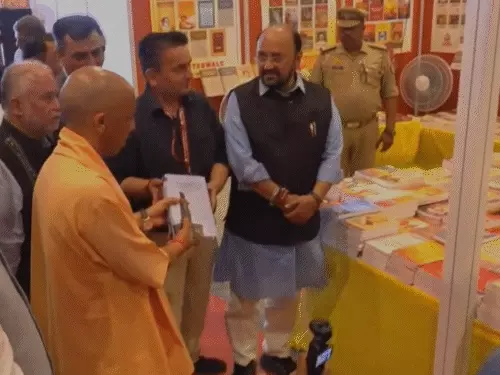 लखनऊ विश्वविद्यालय परिसर में गोमती पुस्तक महोत्सव के उद्घाटन कार्यक्रम का दृश्य
