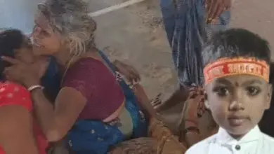 गोरखपुर में 5 साल के बच्चे को कुचलने वाली स्कूल बस के पास जुटे ग्रामीण।